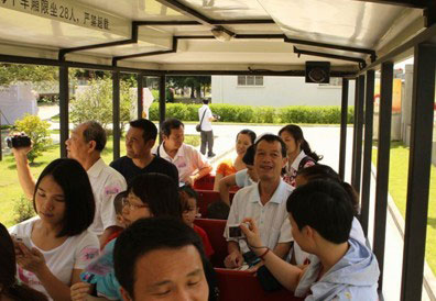 员工与家属乘坐“无限极号”进行参观 